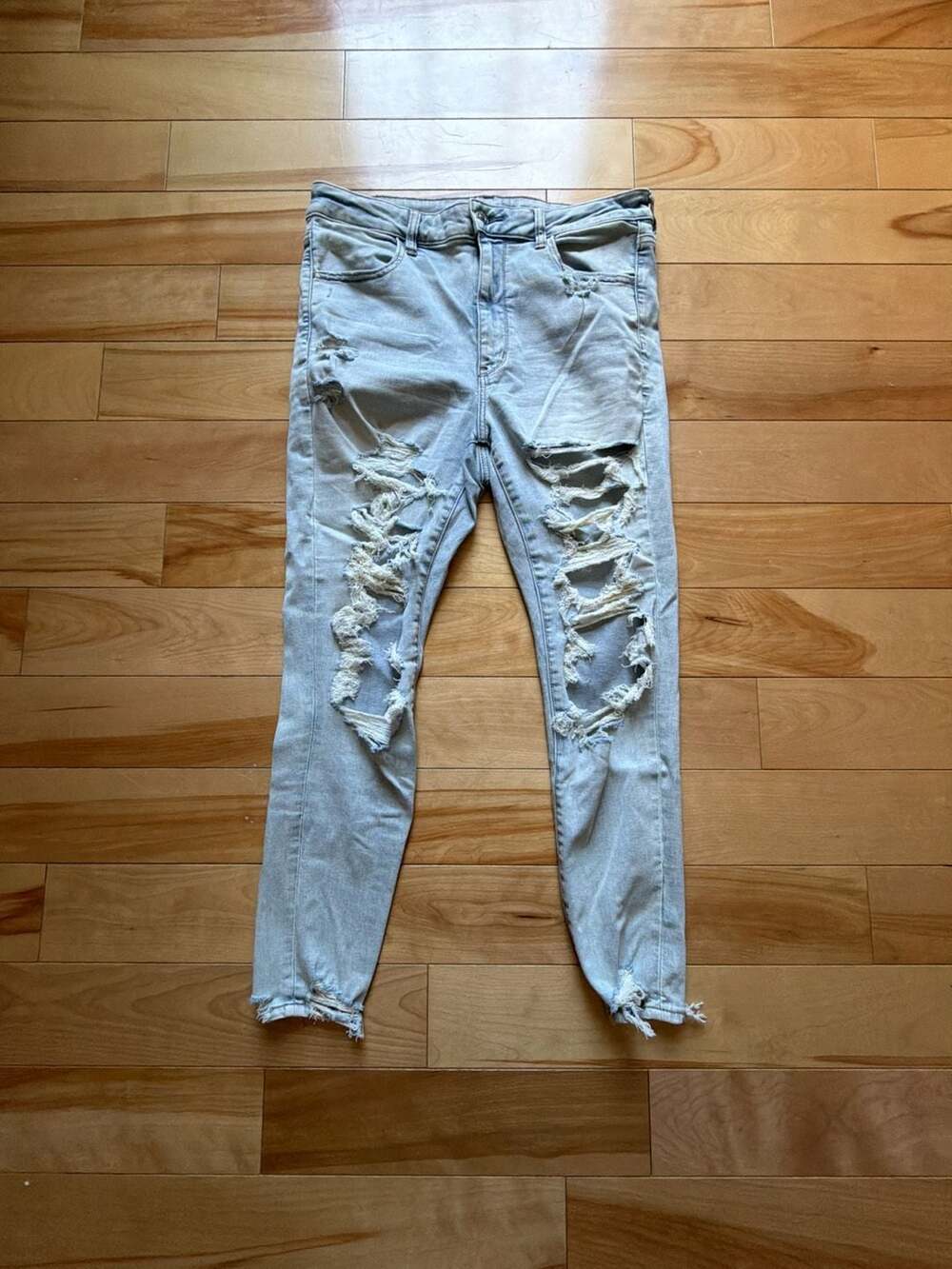 14Short American Eagle Light Wash High-Waist Destroyed Skinny Jeans